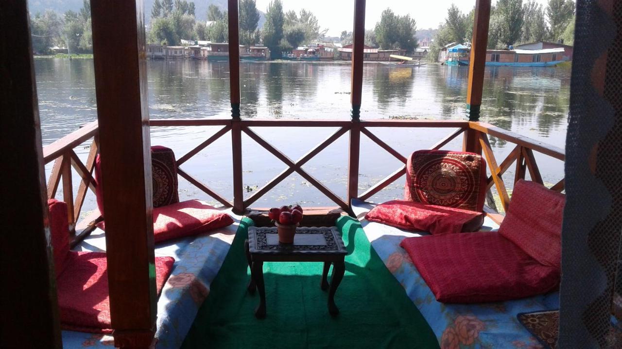 Bed and Breakfast Houseboat Dunhill Сринагар Экстерьер фото